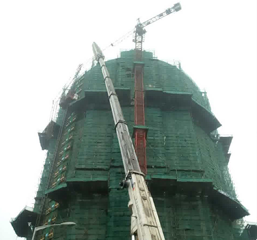 柯桥吊车在工地上作业